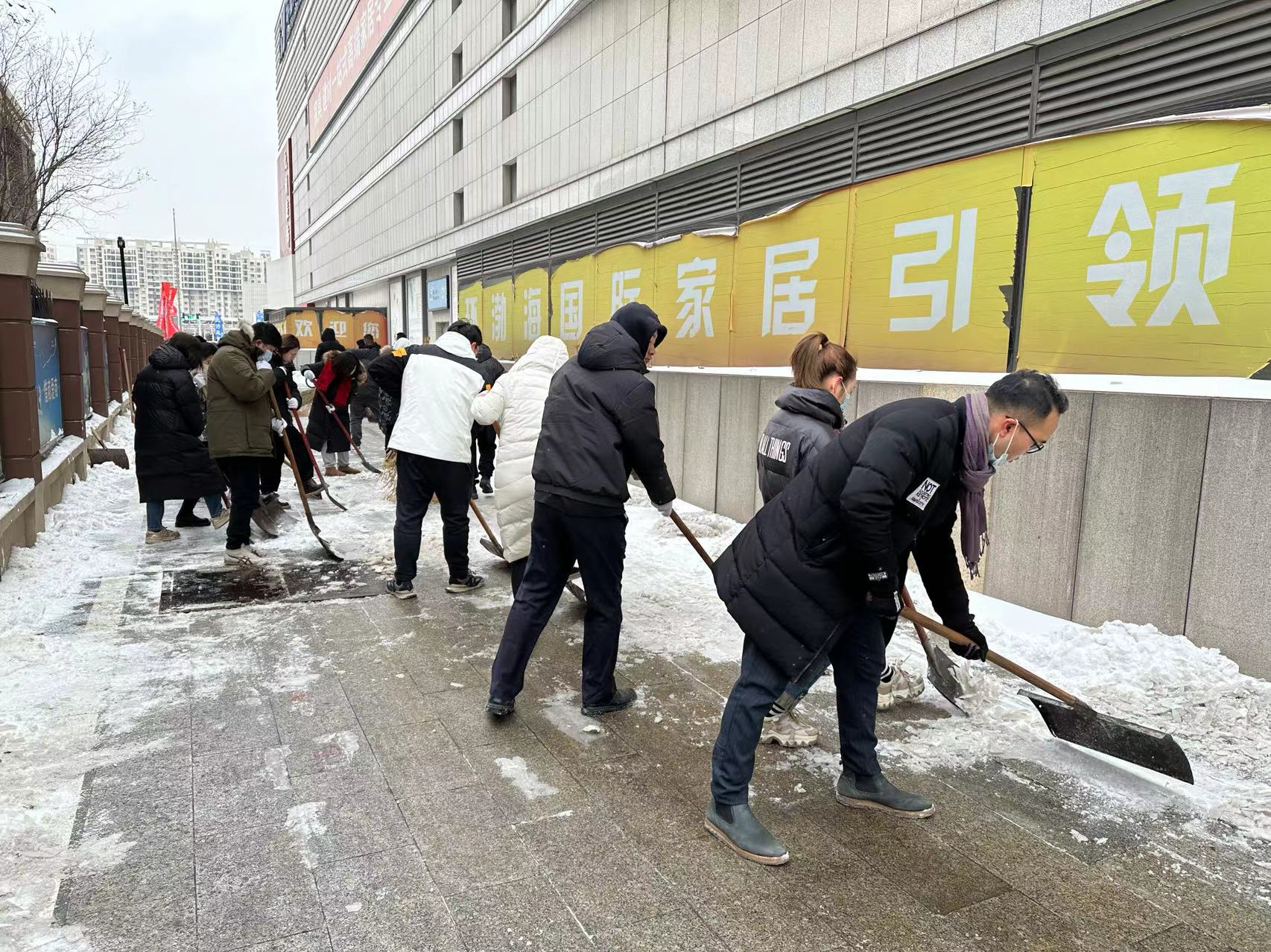 鏟雪除冰在行動 志愿服務保暢通